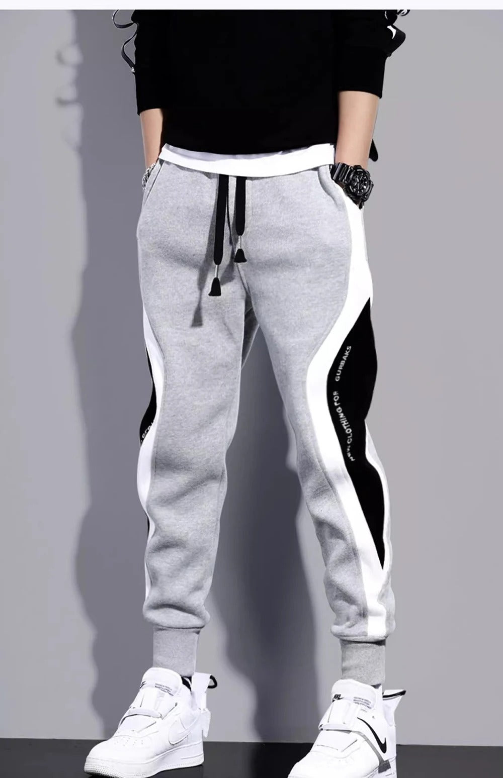 Herre joggebukse i patchwork-stil, løs passform, laget av mykt sportsstoff for maksimal komfort.