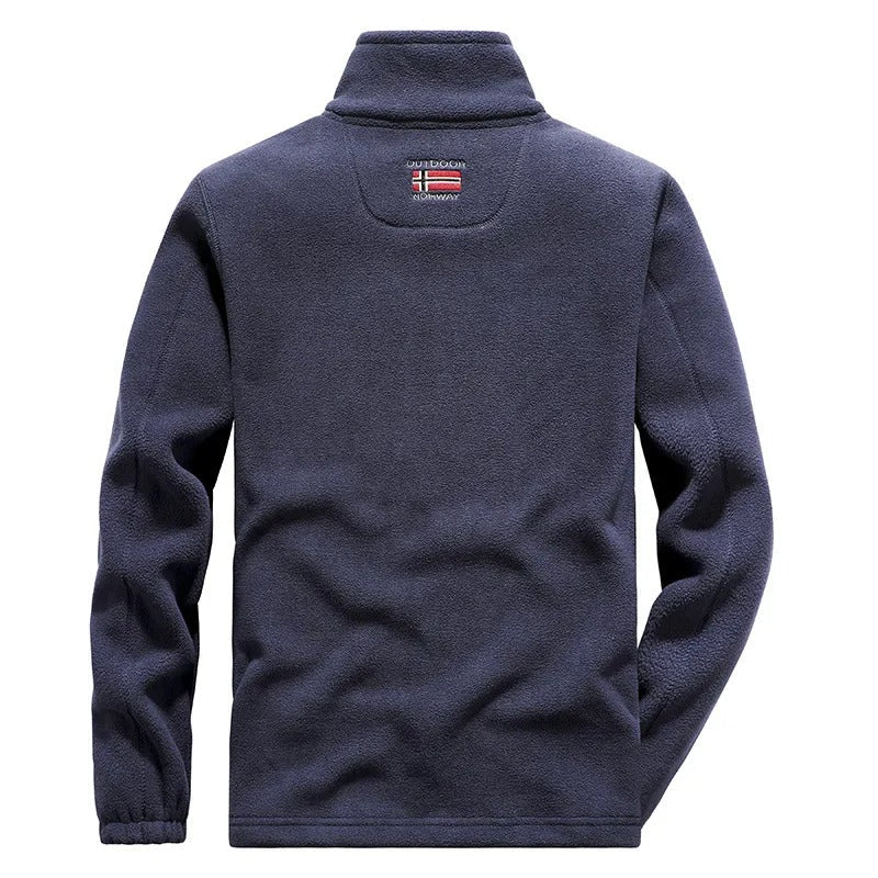 Nahaufnahme des Materials der warmen Polar Fleece Jacke für Herren, Winter