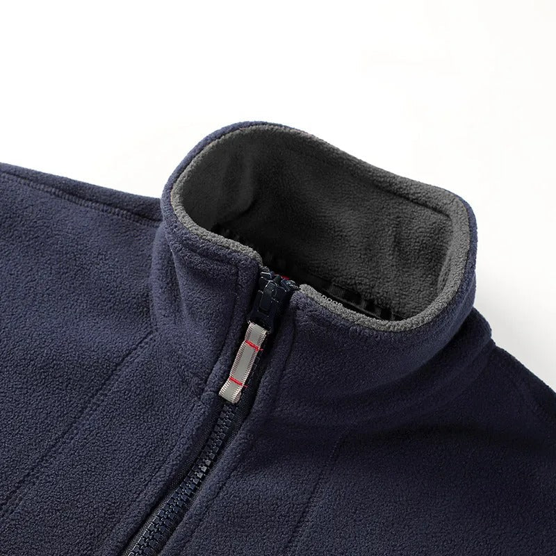 Modell zeigt die Passform der warmen Herren Polar Fleece Outdoor-Jacke