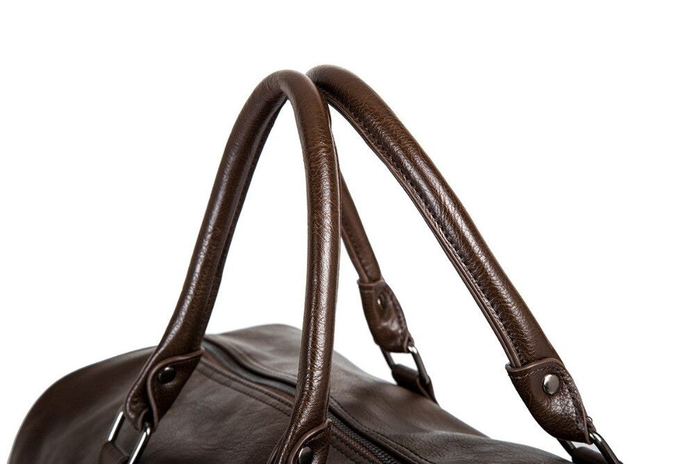 Romslig svart herre duffelbag i skinn, passer som håndbagasje på fly