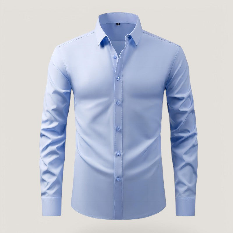 Mann iført en hvit langermet slim fit skjorte, strykefri og elastisk, ideell for herremote.