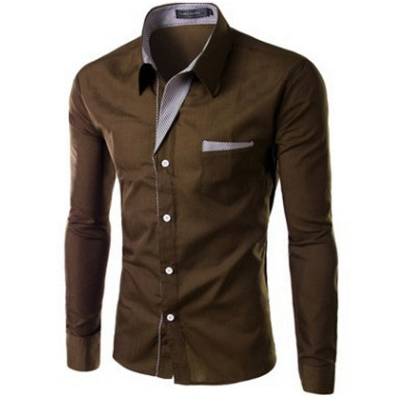 Mann iført en tettsittende, stripete bomulls-langermet skjorte for en smart-casual look