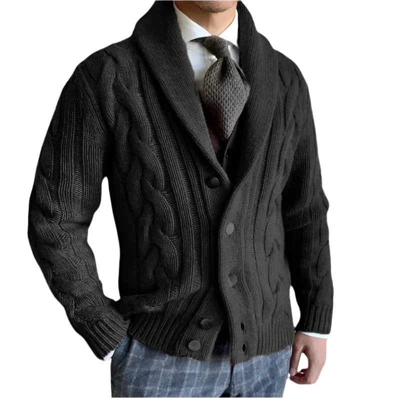 Herre strikkegenser i fin merinoull i mørk grå, åpen over skjorte, business casual