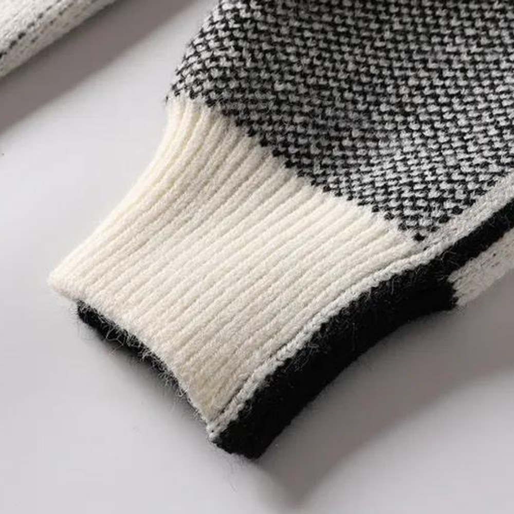 Junger Mann trägt einen schwarzen Strickpullover mit Rundhalsausschnitt, kombiniert mit Jeans, für einen stylischen Auftritt