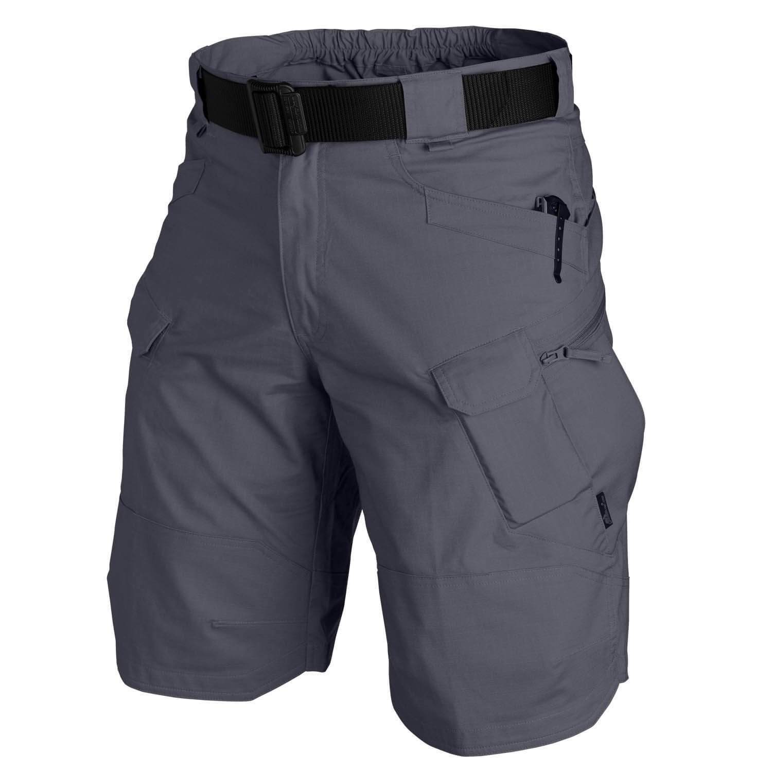 Mann iført stretchy, vanntette, taktiske shorts i utendørsmiljø, sommerfritidsklær