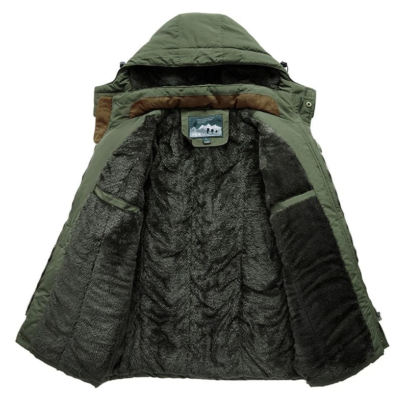 Rückenansicht der Herren-Winterjacke im Militärstil, warmes Innenfutter, perfekt für Outdoor-Abenteuer, herrenjacke.