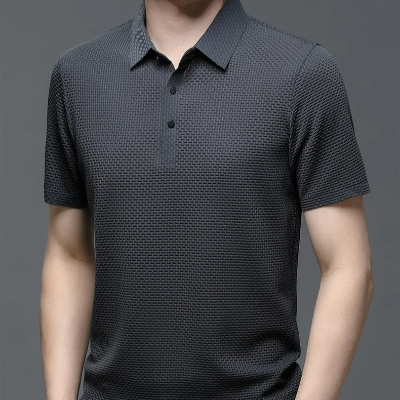 Trendy herrepoloskjorte med korte ermer, sval følelse og unikt hulldesign for optimal komfort.