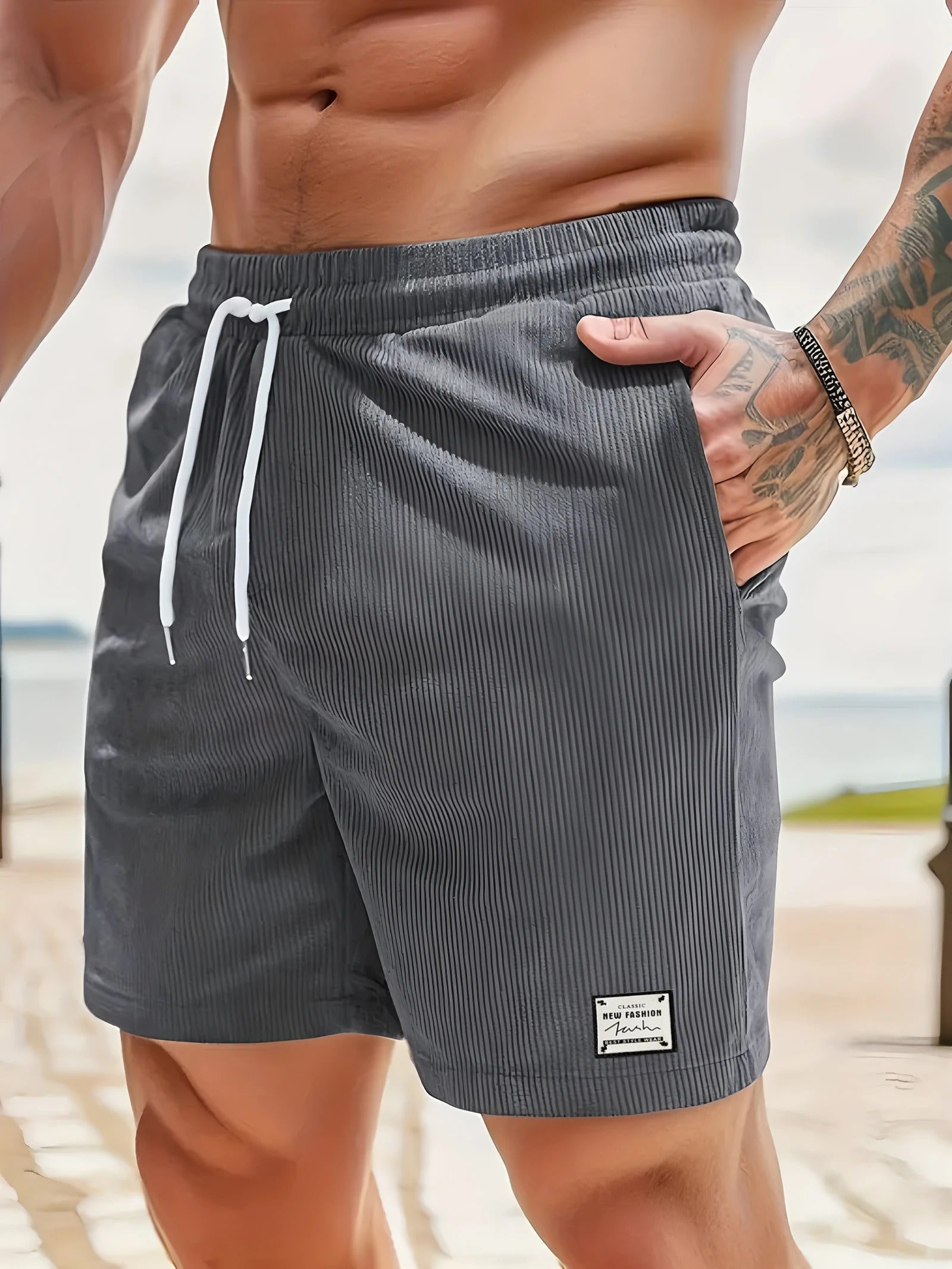 Grå herreshorts med elastisk midje og snøring. En komfortabel og allsidig sommershorts for menn.