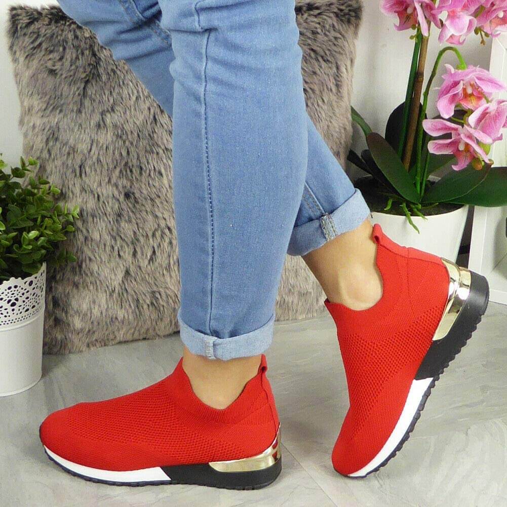 Menns slip-on komfortsko med pustende materiale og elastisk åpning for enkel bruk.