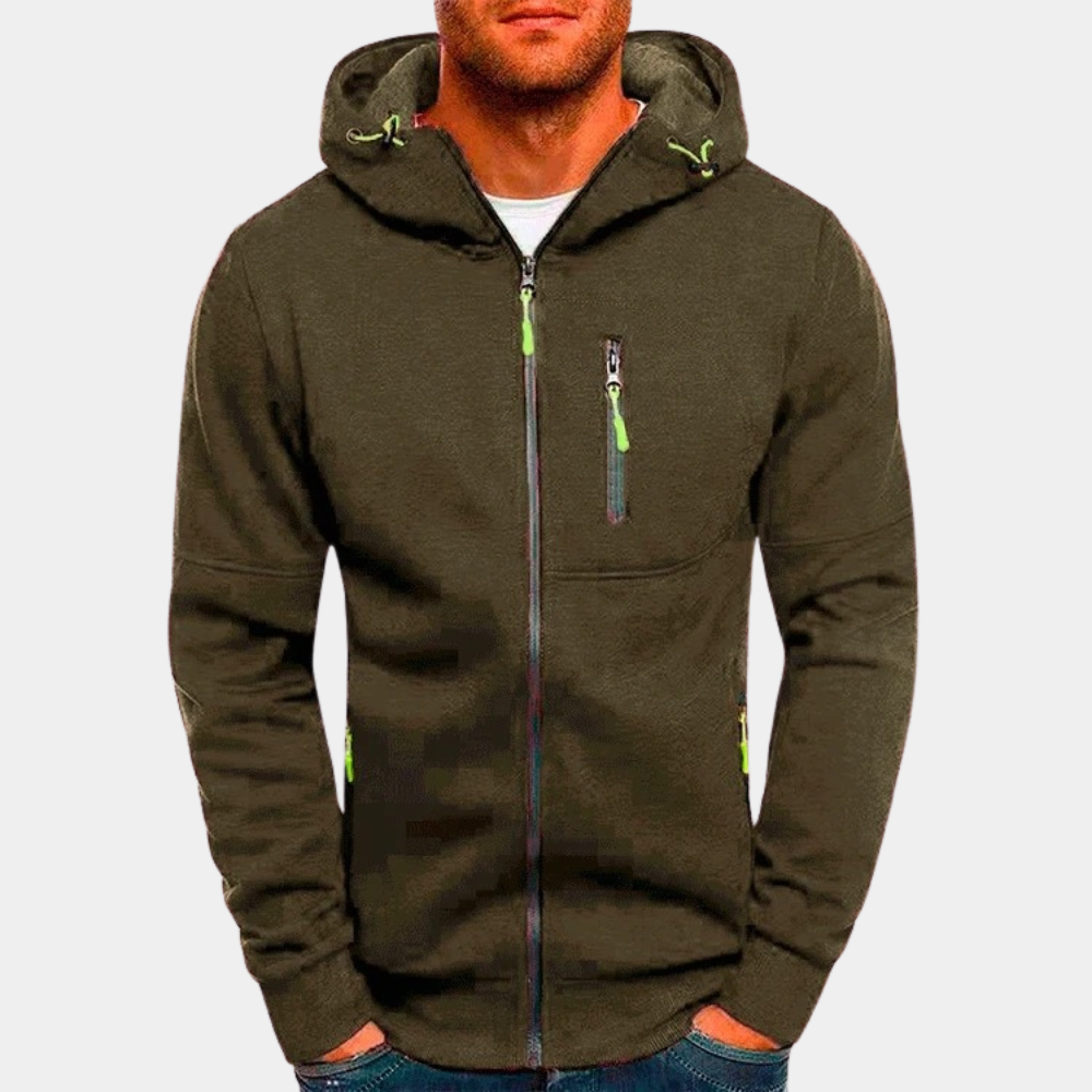 Mann iført komfortabel herresweater med glidelås og hette, klar for utendørsaktiviteter.