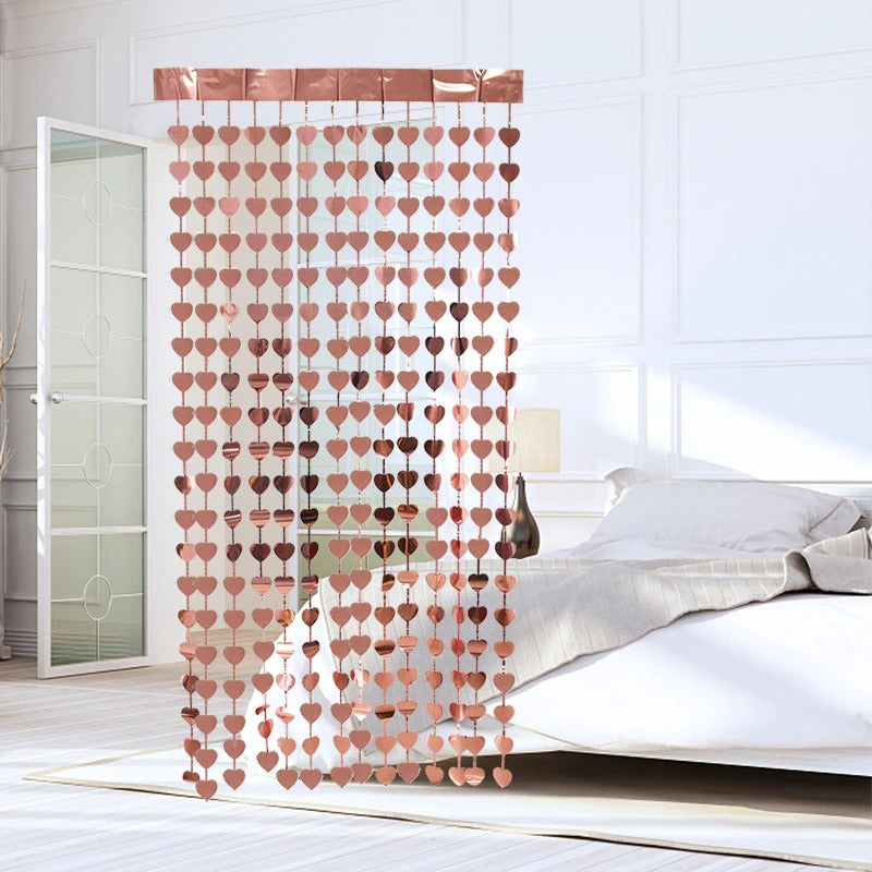 Elegant foliegardin med hjerter i sølvglitter, perfekt til bryllup, jubileum og festutstyr.