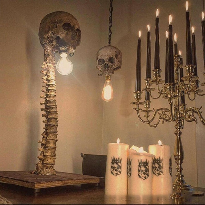 Detaljert gotisk hodeskallelampe med ryggrad. Perfekt som Halloween dekorasjon eller temafest lys.