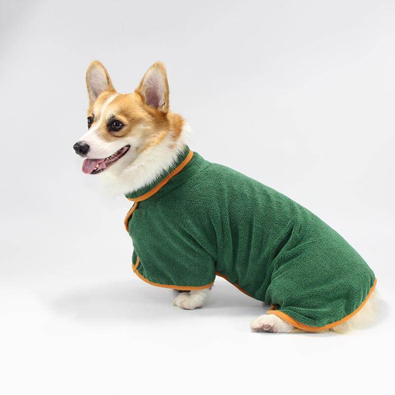 Behagelig hundebadekåpe i mikrofiber, tørker pels og holder kjæledyr varm.