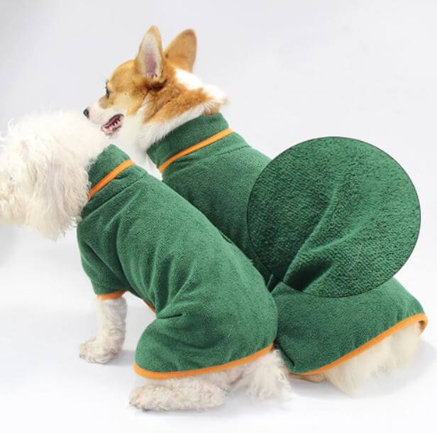 Grå mikrofiber badekåpe for hund, sikrer rask tørking og varme etter svømmetur.