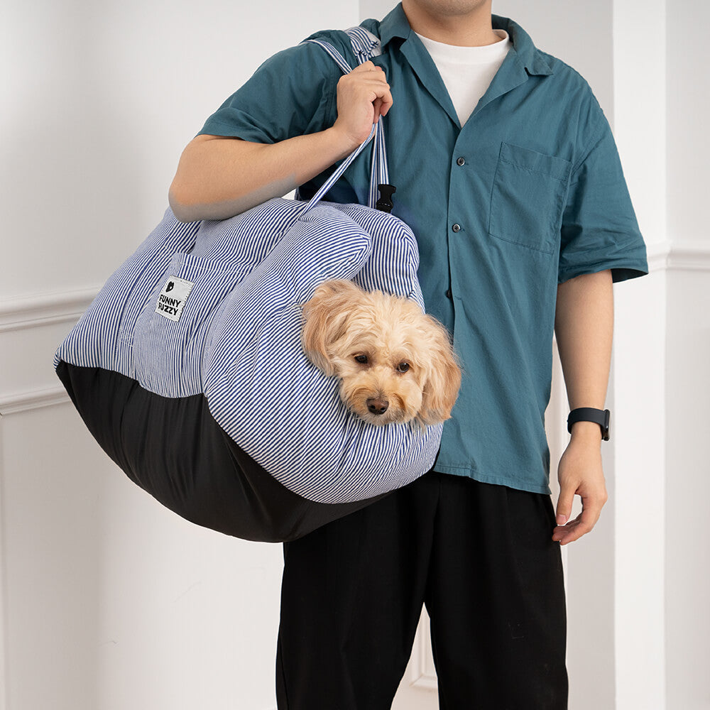 Robust hundebilsete med justerbare stropper for sikker festing i bil.
