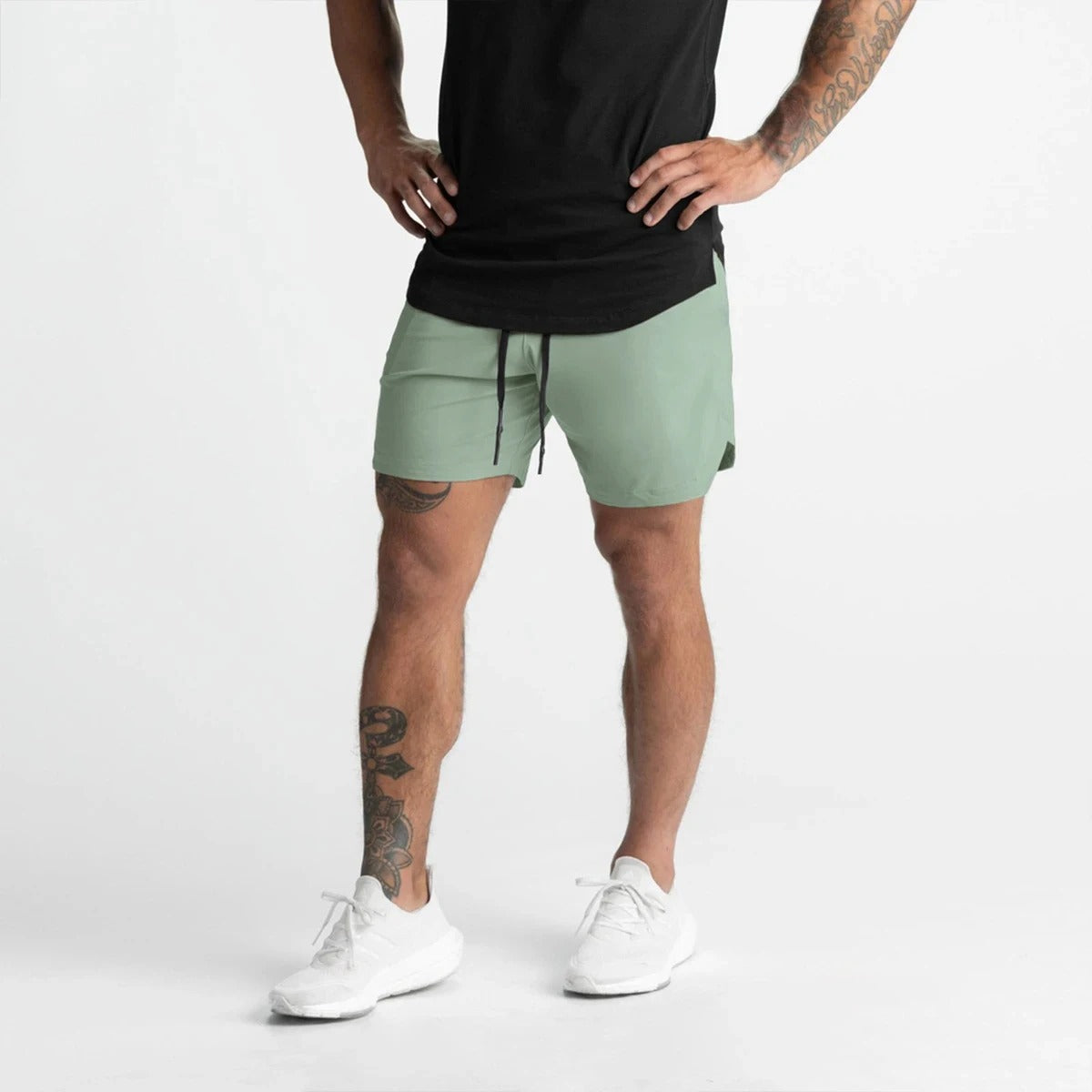 Lettvekt, pustende herreshorts. Hurtigtørkende og komfortabel for allsidig bruk i trening og fritid.