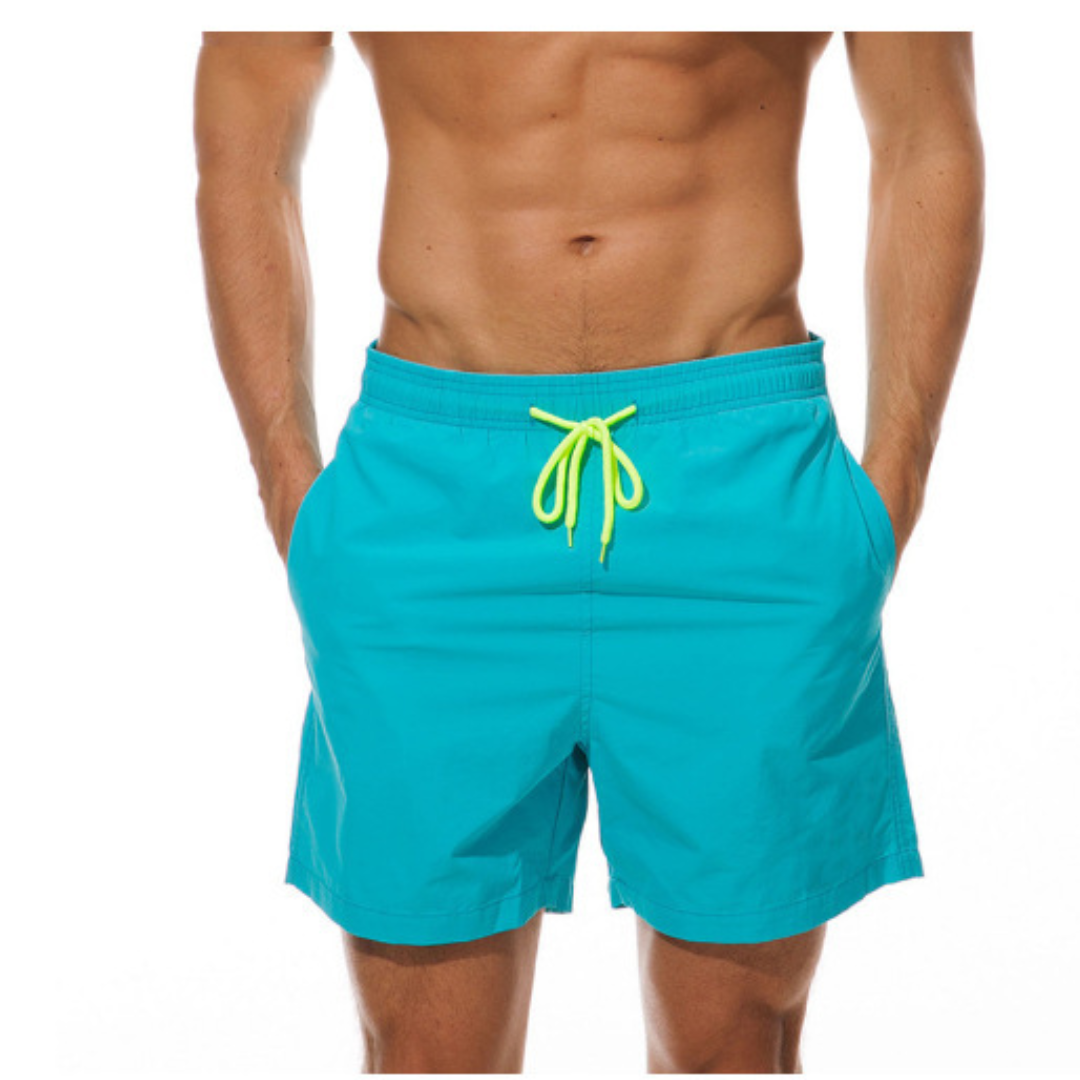 Mann modell i hurtigtørkende herre svømmeshorts. Ideell for en aktiv sommer på strand og vann.