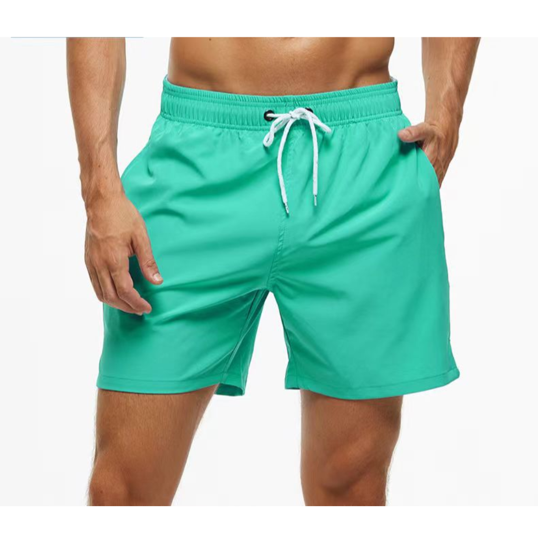 Grå hurtigtørkende herre badeshorts for strand, svømming og sommeraktiviteter. Komfortabel passform.