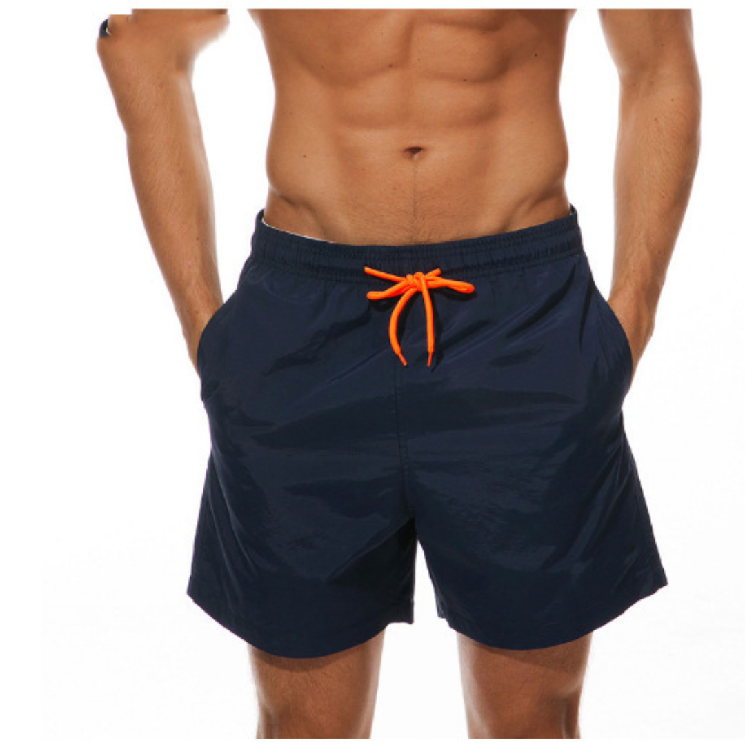 Nærbilde av hurtigtørkende stoff i herre badeshorts. Slitesterk og lett for strand og svømming.