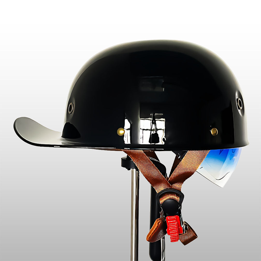 Ekte motorsykkelhjelm i baseballcap-stil; robust og sikker for menn, godkjent for bruk.