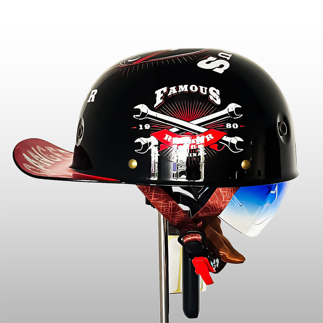 Stilfull halvskallhjelm i baseballcap-design for menn; komfortabel, perfekt for urban kjøring.
