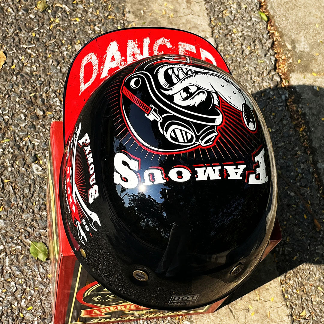 Vintage motorsykkelhjelm i matt sort baseballcap-stil; ECE/DOT godkjent for trygg kjøring.
