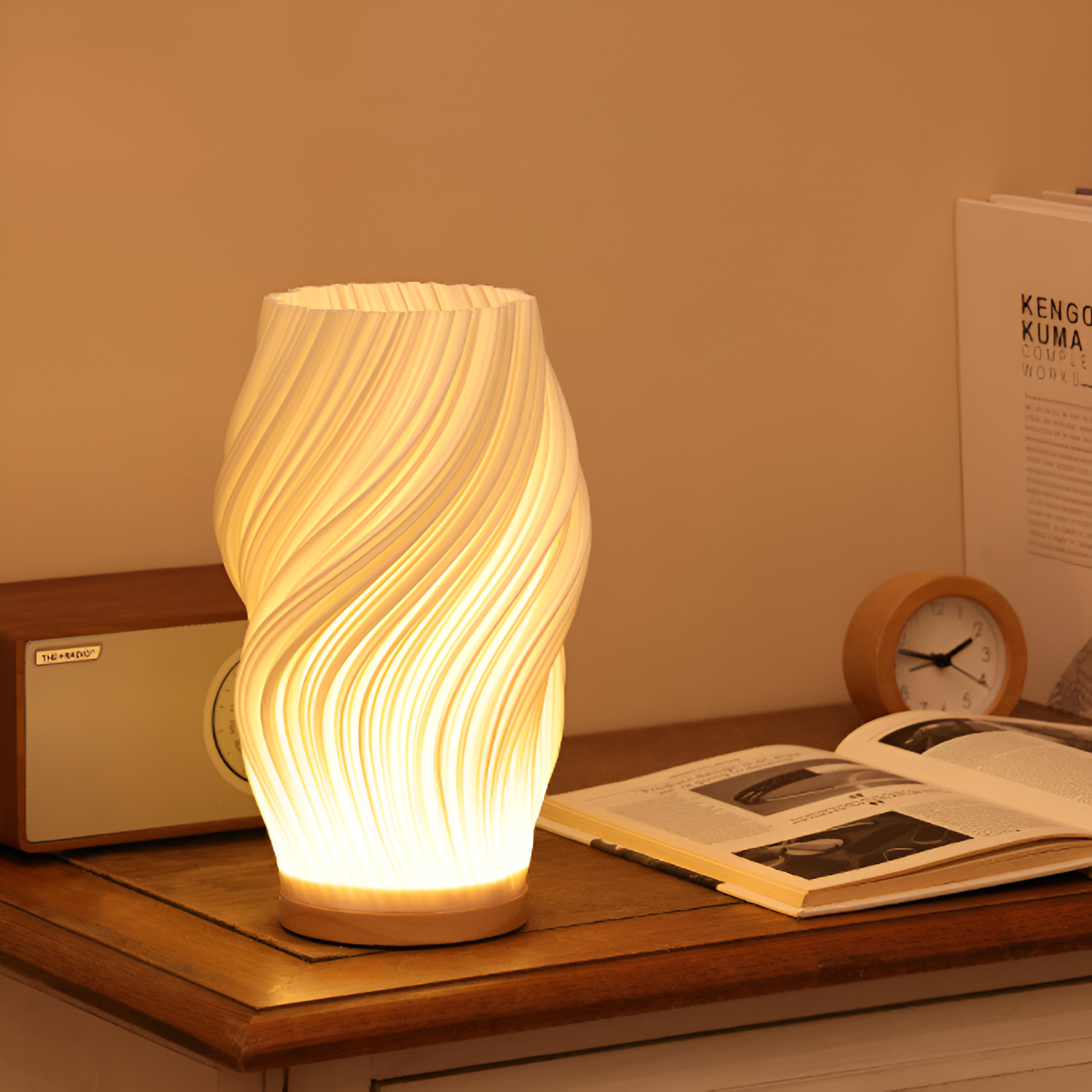 Moderne bordlampe i beige med elegant 3D bølgeeffekt for magisk stemningslys i stuen.