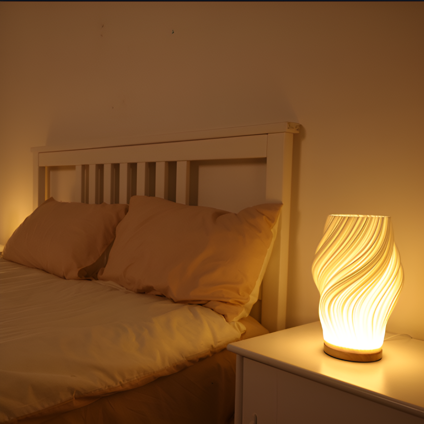 Bordlampe med innovativ 3D bølgeeffekt. Hvit, dimbar LED-belysning for ethvert roms interiør.