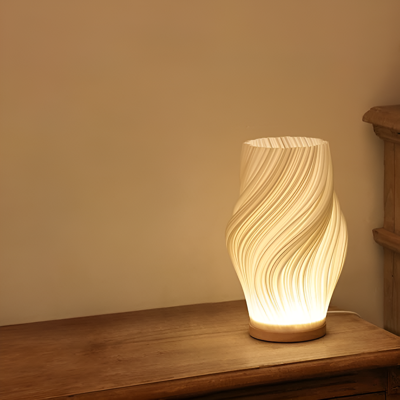 Dekorativ bordlampe med unikt 3D bølgemønster. LED-lyset er dimbart og skaper myk stemning.
