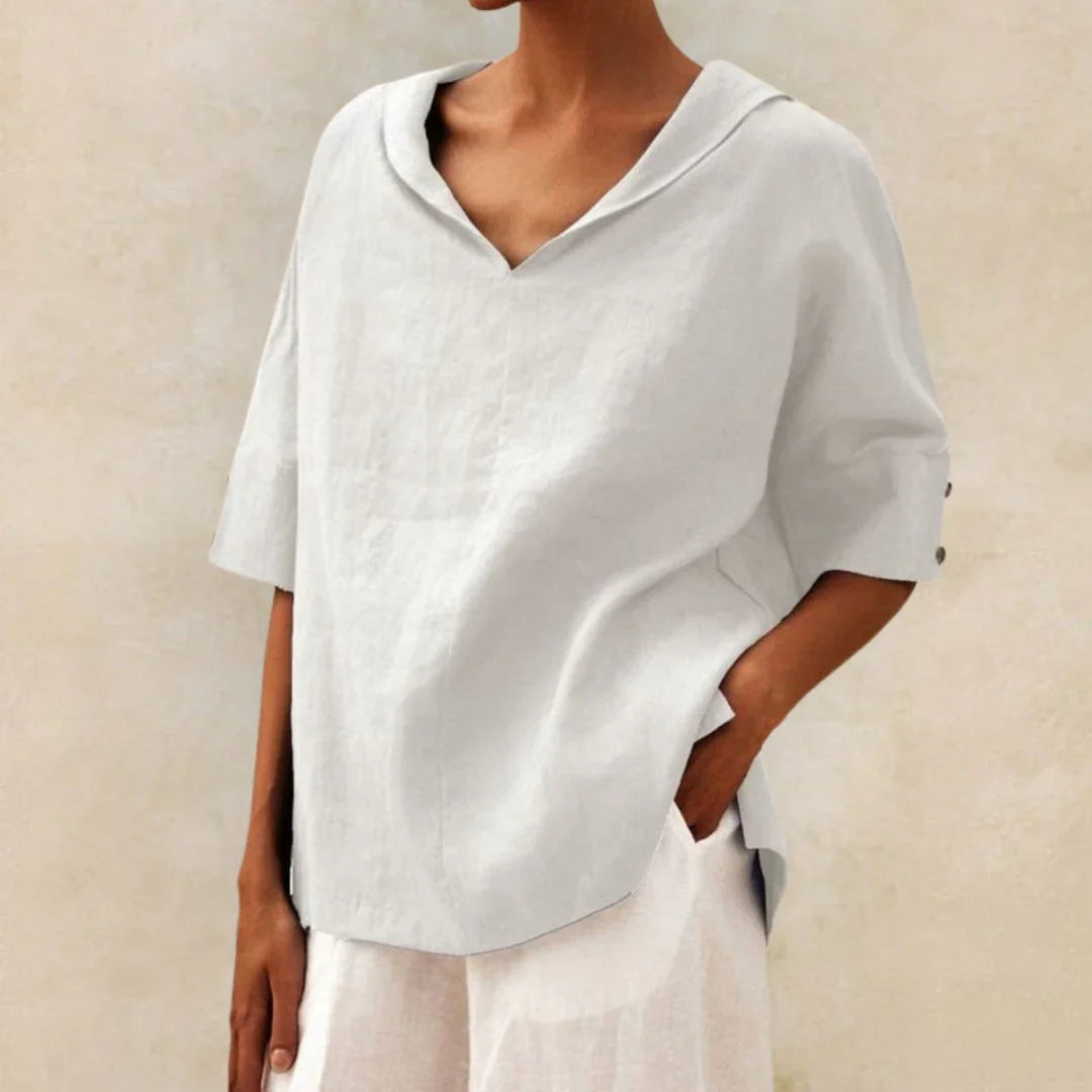 Elegant lin sommerskjorte for kvinner. Ideell som komfortabelt strandklær eller ferieklær.