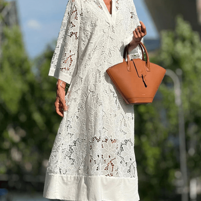 Nærbilde av intrikate blonde-detaljer på elegant hvit kjole-robe for et sofistikert uttrykk.