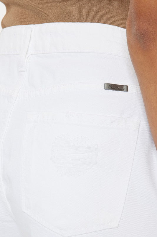 Stilren hvit høytliv shorts for kvinner. Trendy og komfortabel kvinneshorts med råkant, ideell for sommer.
