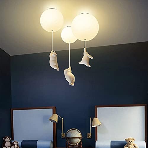 Taklampe til barnerommet: hvit bjørn med ballong. Skaper en koselig og leken atmosfære.