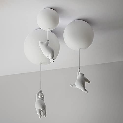 Hvit moderne taklampe formet som en bjørn som holder en ballong. Perfekt for et lekent barnerom.