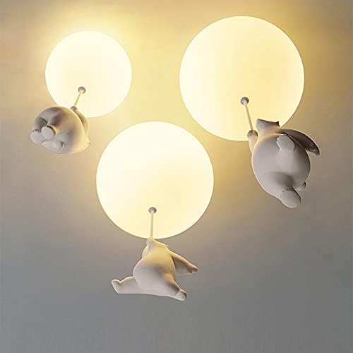 Dekorativ taklampe med søt bjørn og ballong. Moderne barnelampe til barnerom og stue interiør.