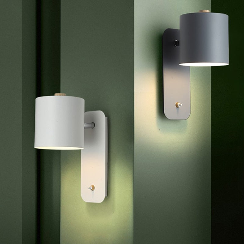 Moderne energieffektiv LED vegglampe med stilren design. Innendørs belysning for soverom og gang.
