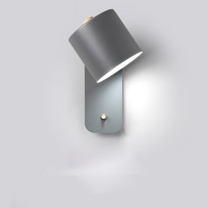 Nærbilde av stilren LED vegglampe med integrert bryter. Moderne og energieffektiv innendørs belysning.
