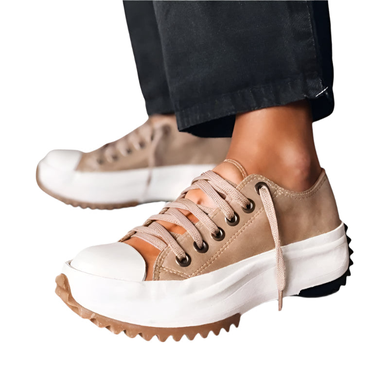 Hvite dame plattform sneakers med stilfullt, moderne design. Komfortable hverdagssko for en trendy casual look.