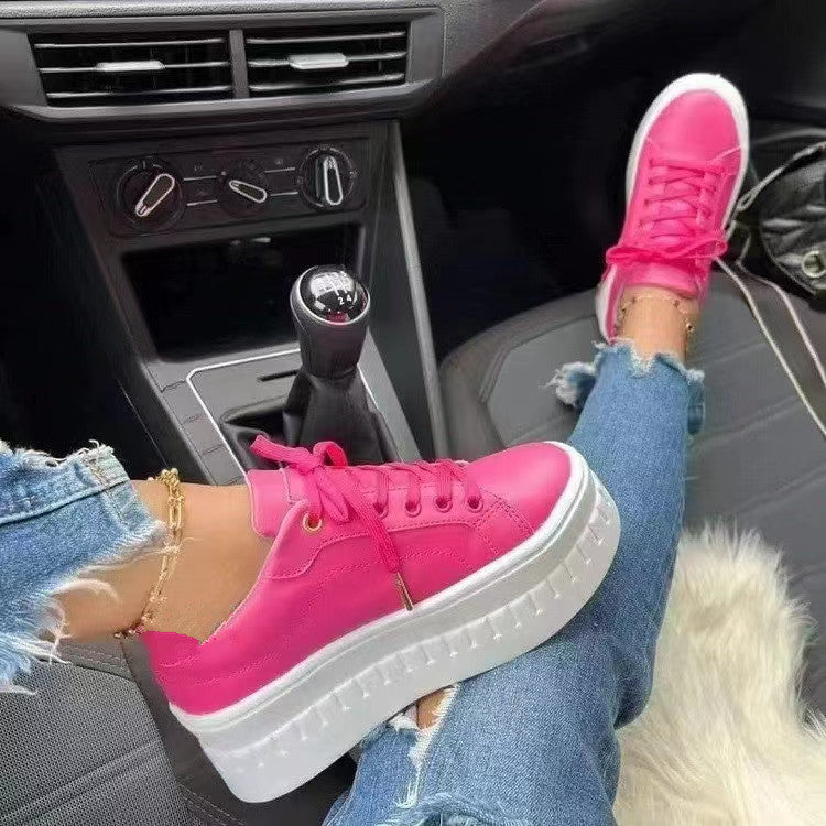 Sidevisning av ergonomiske dame plattformsneakers med tykk sĂĄle. Gir stil, stabilitet og komfort for hverdag.