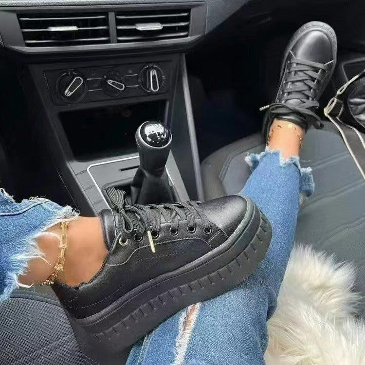 Nærbilde av pustende tekstil på trendy dame plattformsneakers. Sklisikker såle for sikker og komfortabel bruk.