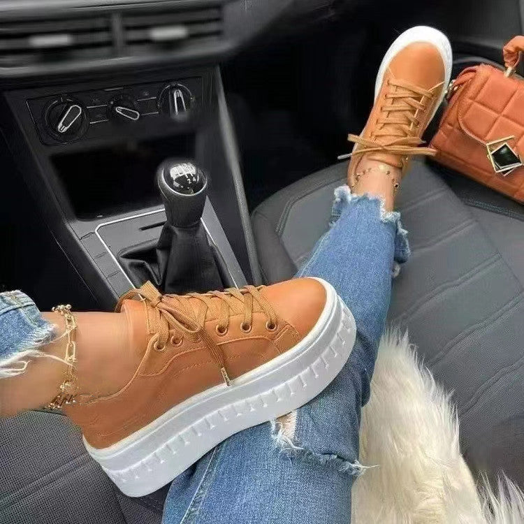 Bakside av stilrene dame plattformsneakers. Trendy hverdagssko for motebevisste kvinner som verdsetter komfort.