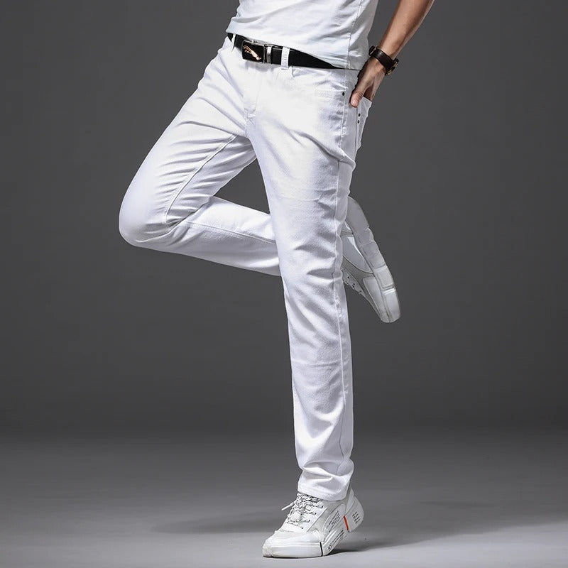 Detaljebilde av hvite slim fit jeans for menn, fremhever stoff og moderne passform.