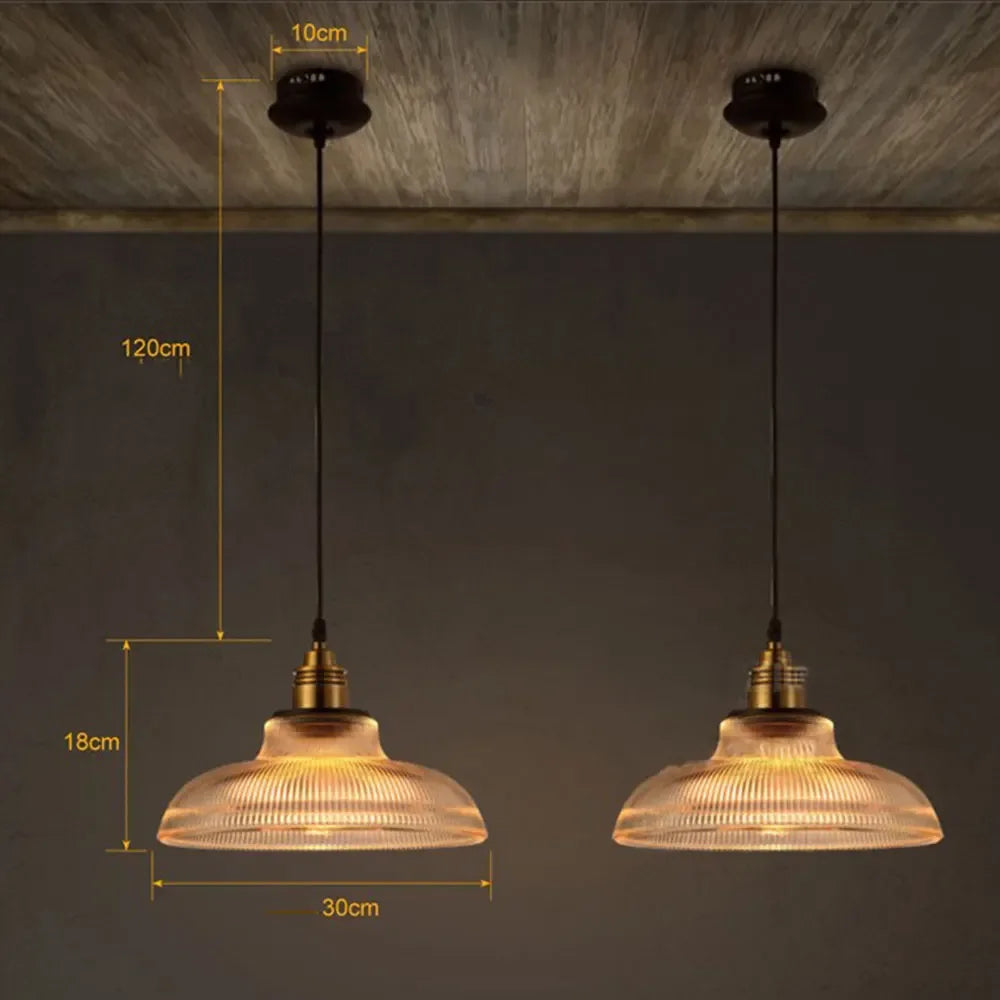Hengende lampe i vintage design med glasskjerm og metall, for industriell interiørstil.
