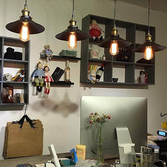 Stilren industriell taklampe, justerbar retro pendellampe i svart metall.
