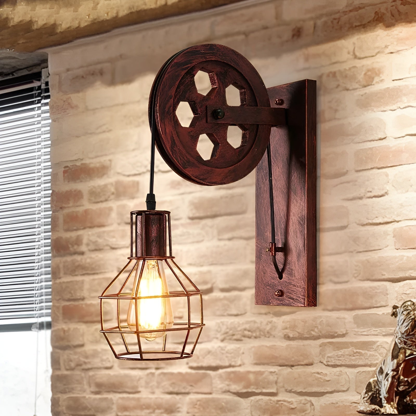 Robust industriell vegglampe i vintage-stil, gir effektivt LED-lys til stue og kontor. Energieffektiv belysning.