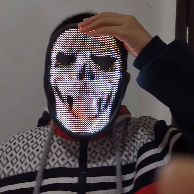 Stilig LED-ansiktsmaske med Bluetooth, perfekt for fester og rollespill. Velg ulike ansikter.