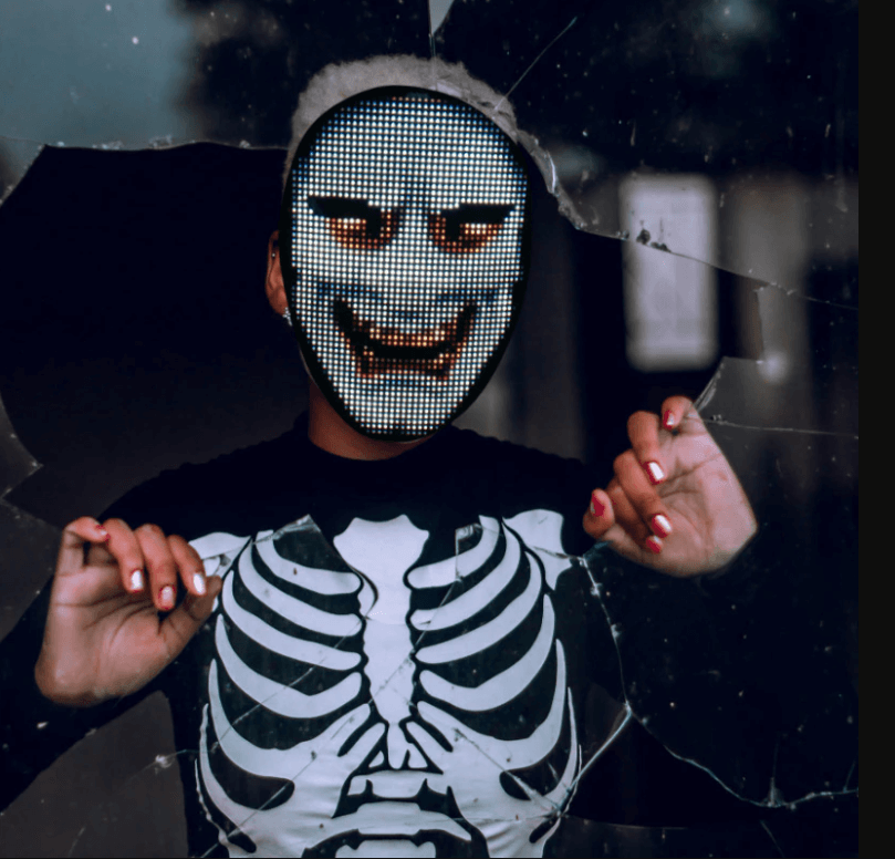 Digital LED-maske for Halloween med skiftende ansikter og mønstre. Gi kostymet liv med lys.