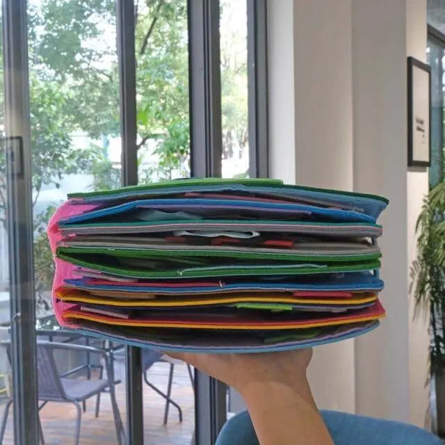 Nærbilde av en side i Montessori aktivitetsbok. Fokus på praktisk læring og engasjerende oppgaver for små barn.