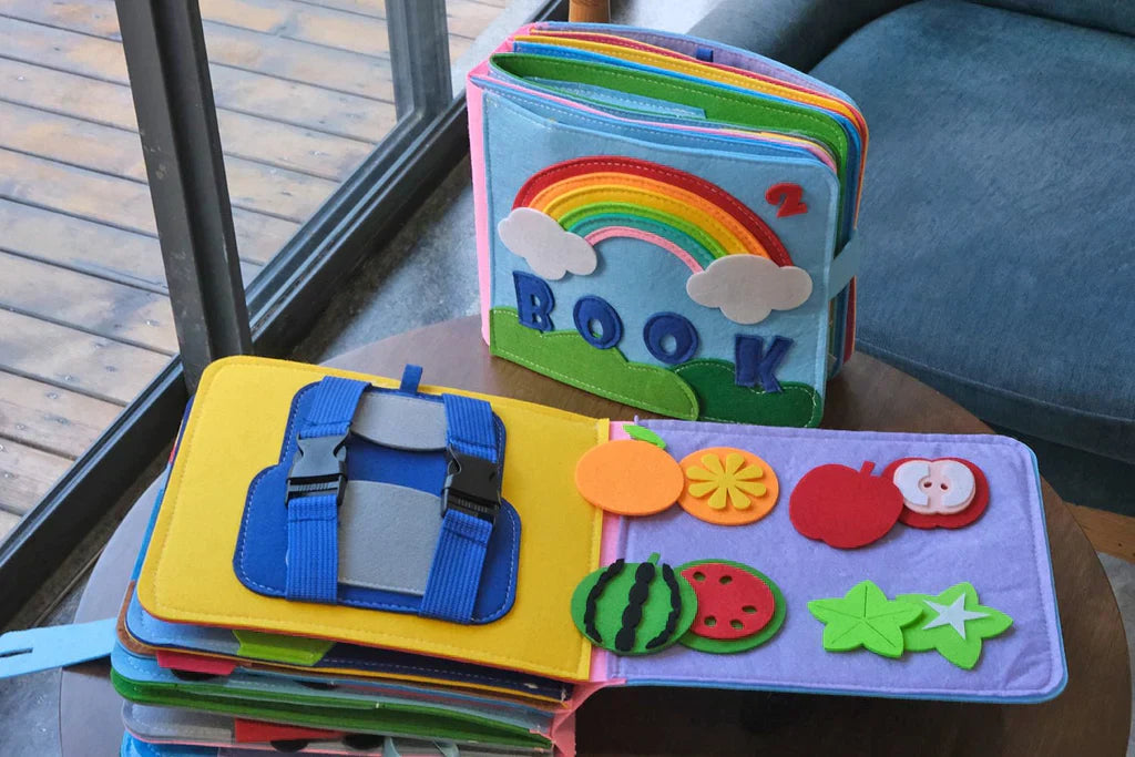 Pedagogisk Montessori-inspirert barnebok. Utvikler kreativitet, logisk tenkning og motoriske ferdigheter hos barn.
