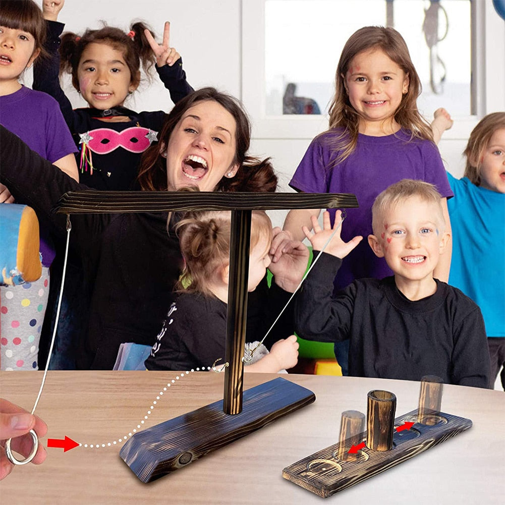 Das komplette Ringwurf-Trinkspiel-Set aus Holz ausgebreitet, bereit für Familienspielabende und Partyspaß.